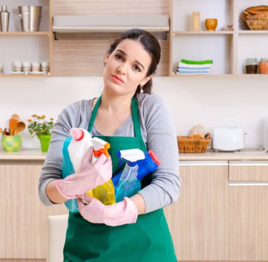 Ev işi yapan genç kadın müteahhit.