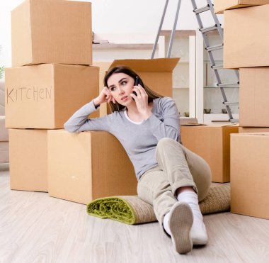 Genç ve güzel kadın yeni daireye taşınıyor.