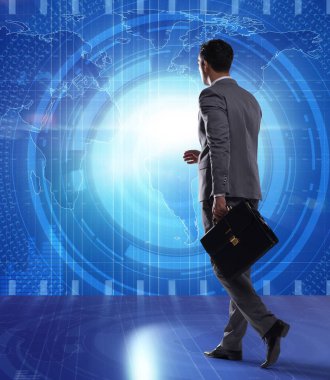 İş adamı kameradan uzaklaşıyor.