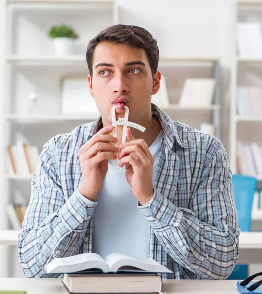 Tıp öğrencisi üniversitede derste oturuyor.