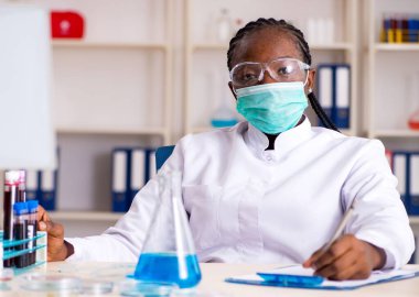 Laboratuvarda çalışan genç siyah kimyager.