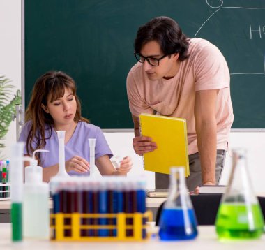 Sınıftaki iki kimyager öğrenci.