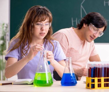 Sınıftaki iki kimyager öğrenci.