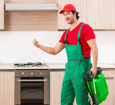 Mutfakta haşere kontrolü yapan profesyonel müteahhit.