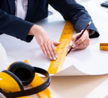 Ofiste çalışan genç bayan mimar.