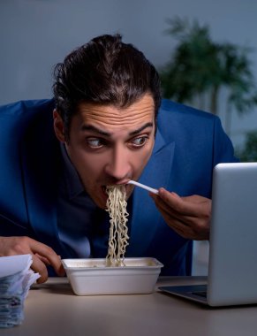 Aç çalışan ofiste geç saatlere kadar çalışıyor.