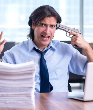 Genç çalışan aşırı işten memnun değil.