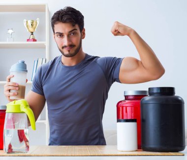 Sporcu daha iyi kaslar için yeni protein takviyeleri tadıyor.