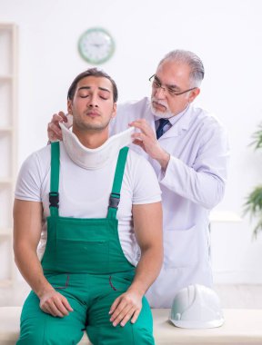 Genç müteahhit yaşlı doktoru ziyaret ediyor.