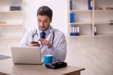 Teletıp konseptinde genç doktor