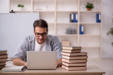 Sınıfta sınava hazırlanan genç bir öğrenci.