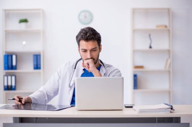 Hastanede çalışan genç doktor radyoloji uzmanı.