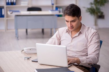 Ofiste çalışan genç bir çalışan.