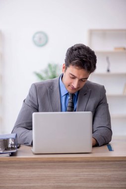 Ofiste çalışan genç bir çalışan.