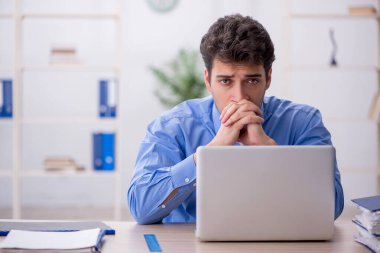 Ofiste çalışan genç bir çalışan.