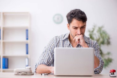 Ofiste çalışan genç bir çalışan.