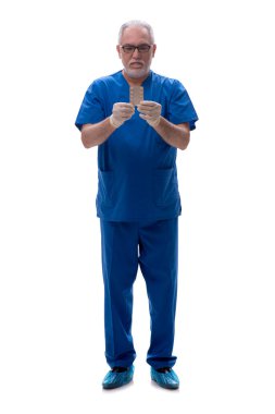 Yaşlı doktor beyaza izole edilmiş haplar önerdi.