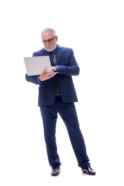 Dizüstü bilgisayarı tutan yaşlı işadamı beyazda izole edildi