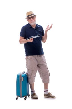 Seyahat konsepti olan yaşlı işadamı beyaza izole edilmiş