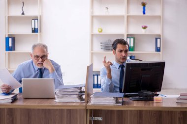 Ofiste çalışan iki meslektaşım.