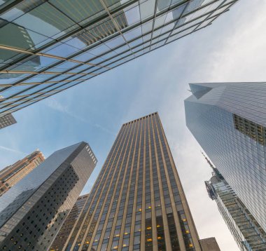 New York gökdelenleri sokak seviyesinden yükseldi.