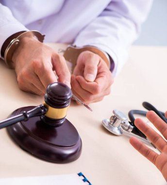 Doktor, adliyede avukatla görüşüyor.