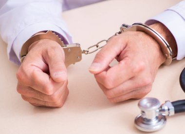 Doktor, adliyede avukatla görüşüyor.