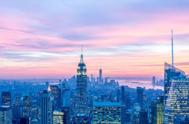 Günbatımında New York Manhattan 'ın gece manzarası