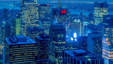 New York - 20 Aralık 2013: Aşağı Manhattan 'ın 20 Aralık' ta New York, ABD 'de görülmesi. New York 'ta en iyi gece manzarası var.