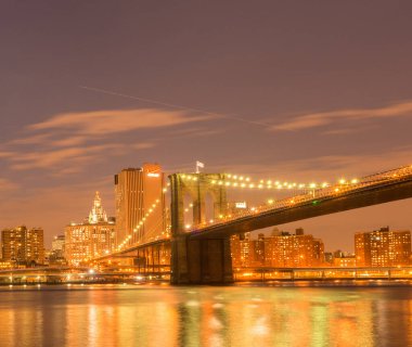 Manhattan ve Brooklyn Köprüsü 'nün gece manzarası