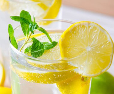 Limonlu ve samanlı mojito bardağı.