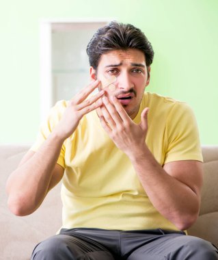 Yaralandıktan sonra evdeki genç adam.