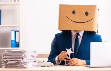 Kafası yerine kutusu olan mutlu adam.