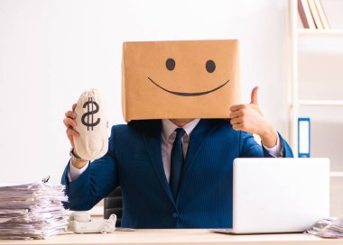 Kafası yerine kutusu olan mutlu adam.