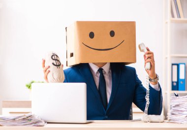 Kafası yerine kutusu olan mutlu adam.