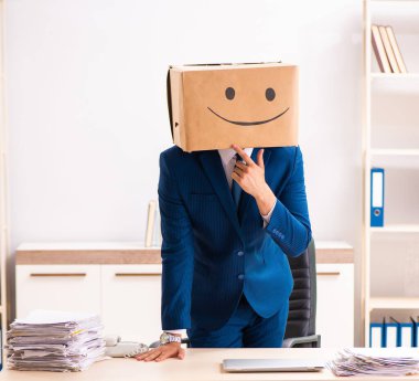 Kafası yerine kutusu olan mutlu adam.