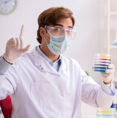 Laboratuvarda çalışan genç kimyager.