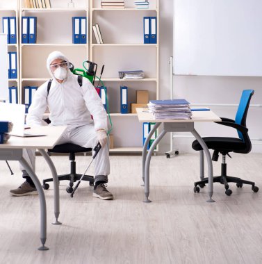 Ofiste haşere kontrolü yapan profesyonel müteahhit.