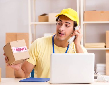 Kutu taşıma servisinde çalışan yakışıklı müteahhit.