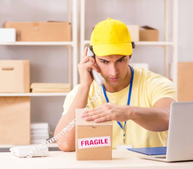 Kutu taşıma servisinde çalışan yakışıklı müteahhit.