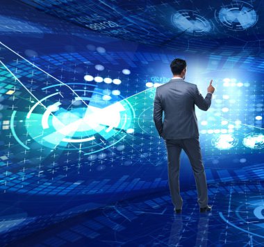 İş adamı fütüristik kavramda sanal düğmelere basıyor