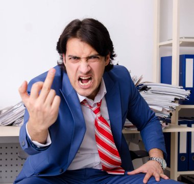 Genç işadamı aşırı işten memnun değil.