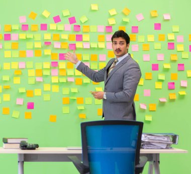 Çelişkili öncelikleri olan iş adamı.