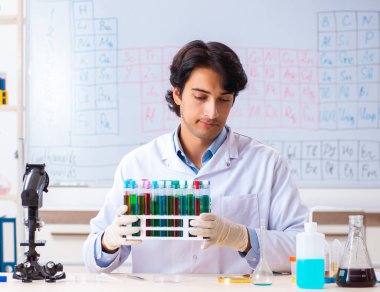 Laboratuvarda çalışan genç kimyager.