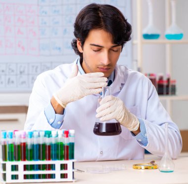 Laboratuvarda çalışan genç kimyager.