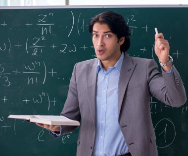 Sınıftaki genç yakışıklı matematik öğretmeni.