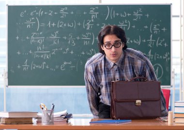 Kara tahtanın önündeki komik matematik öğretmeni.