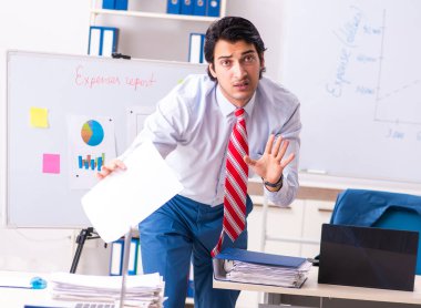 Beyaz tahtanın önündeki erkek satış analisti.