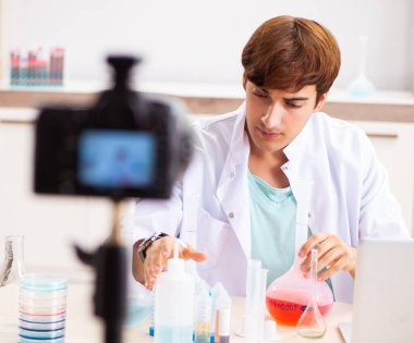 Kimyager blogu için video kaydediyor.