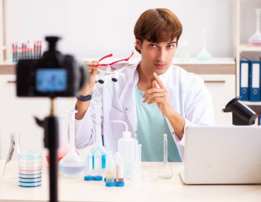 Kimyager blogu için video kaydediyor.